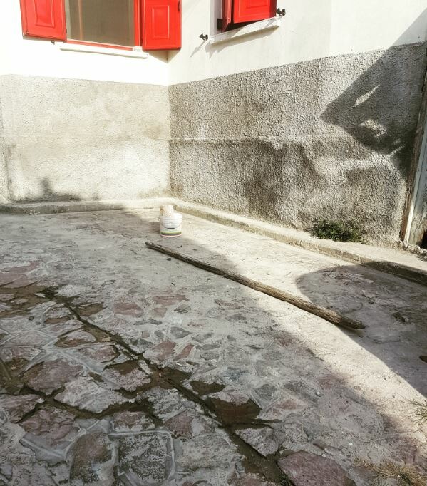 Σε δρόμο της Μυτιλήνης συμπυκνώνεται η Ελλάδα που δεν αντέχουμε πια