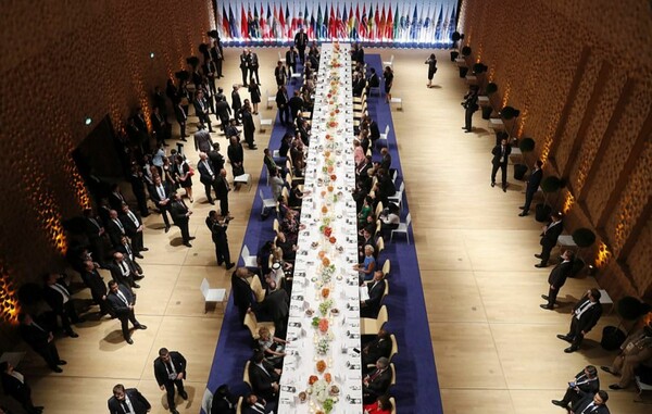 Το φιλί του προέδρου της Αργεντινής, το κόκκινο χαλί και η Μελάνια στο δείπνο με τον Πούτιν