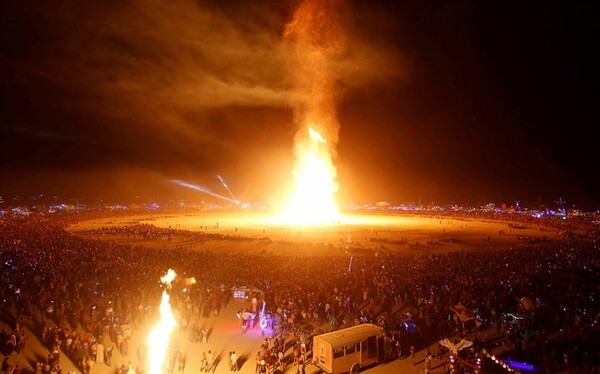 Εικόνες σοκ στο φεστιβάλ Burning Man - Ένας άντρας πήδηξε στις φλόγες μπροστά σε χιλιάδες συμμετέχοντες