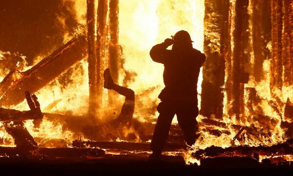 Εικόνες σοκ στο φεστιβάλ Burning Man - Ένας άντρας πήδηξε στις φλόγες μπροστά σε χιλιάδες συμμετέχοντες