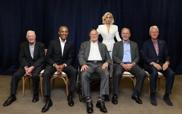 Η Lady Gaga ποζάρει με τους 5 εν ζωή πρώην προέδρους των ΗΠΑ