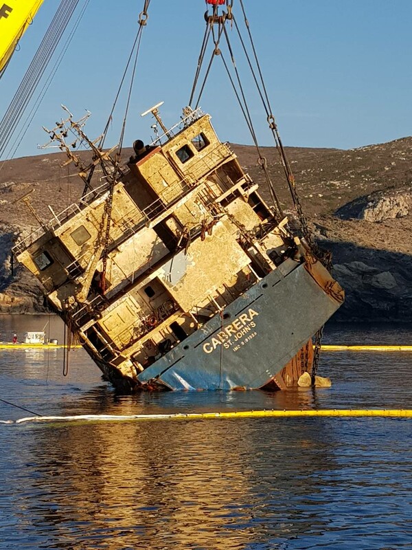 Εντυπωσιακές φωτογραφίες από την ανέλκυση του ναυαγισμένου πλοίου Cabrera στην Άνδρο