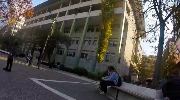 Επίθεση του Ρουβίκωνα με μπογιές στα δικαστήρια Λάρισας