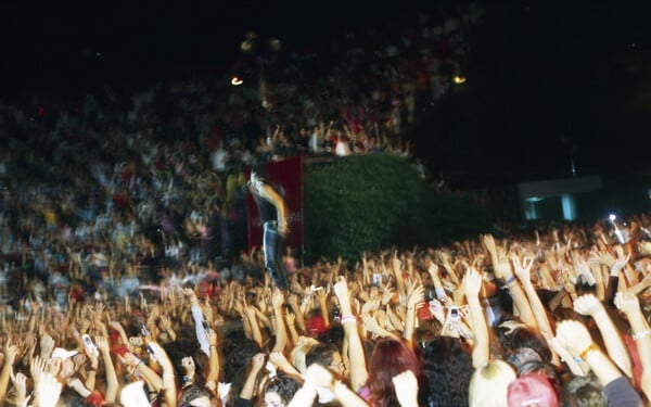 Ο Σάκης Ρουβάς στο Λυκαβηττό το 2004