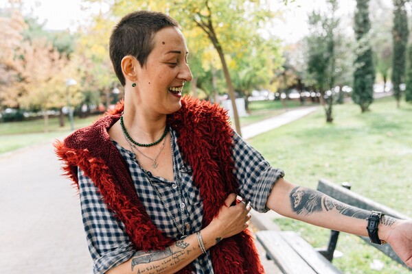 Να πώς νιώθει μια «Χαρούλιγκαν» - με 3 τατουάζ του Γιάννη Χαρούλη στο κορμί της