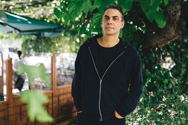 Ο Δημήτρης Πολιτάκης προσπαθεί να διαχειριστεί τα 50 (δύο χρόνια πριν τα κλείσει)