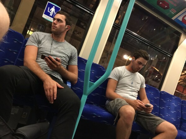 Αυτή η ιστοσελίδα είναι γεμάτη όμορφους άντρες που τους φωτογράφισαν κρυφά στο μετρό - αλλά μάλλον τους αρέσει