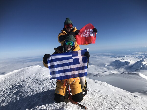 Για πρώτη φορά δύο Ελληνίδες πάτησαν την υψηλότερη κορυφή στην Αλάσκα