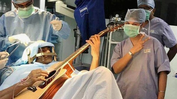 Ινδία: Μουσικός έπαιζε κιθάρα την ώρα που υποβαλλόταν σε χειρουργική επέμβαση στον εγκέφαλο (ΒΙΝΤΕΟ)