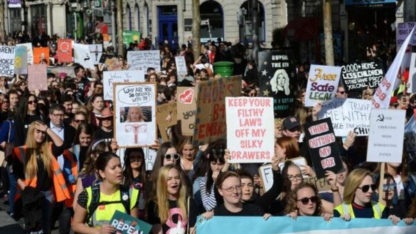 Ιρλανδία: Μαζική πορεία για το δικαίωμα των γυναικών στην άμβλωση