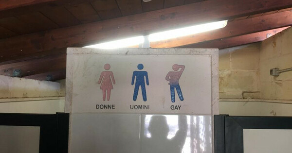 «Γυναίκες, άνδρες, γκέι» - Πινακίδα τουαλέτας στην Ιταλία προκαλεί αντιδράσεις