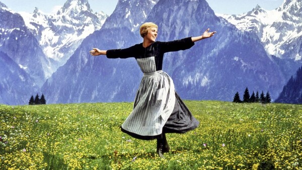 «Έφτυνα λάσπη»: Η Julie Andrews αποκαλύπτει το παρασκήνιο πίσω από τη διάσημη σκηνή στη Μελωδία της Ευτυχίας