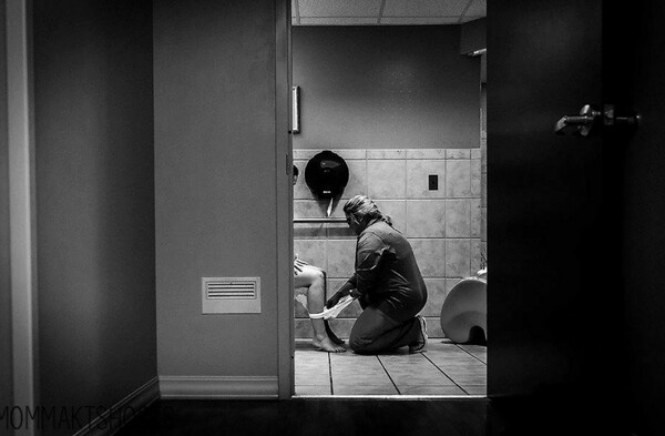 Η δυνατή και συγκινητική φωτογραφία μιας νοσοκόμας να βοηθά στην τουαλέτα μια γυναίκα που μόλις γέννησε