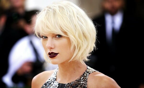 Η Taylor Swift και ο «χαμός» με την τεράστια βαλίτσα - Ποιος είπε πως ήταν κρυμμένη εκεί μέσα