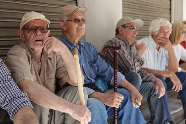 Οι περικοπές στις συντάξεις και όλα όσα έρχονται με αναλυτικά παραδείγματα