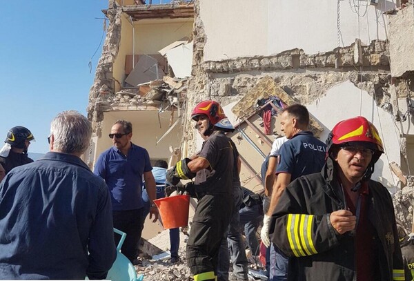 Κατέρρευσε πενταώροφο κτίριο στην Νάπολη - Φόβοι για εγκλωβισμένους