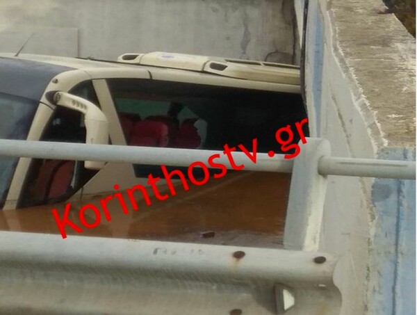Μάνδρα: Λεωφορείο σκεπάστηκε από τα ορμητικά νερά στην παλαιά Εθνική- Απεγκλωβίστηκαν επιβάτες