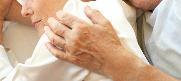 «Σκότωσα τη μαμά, δεν αντέχω πλέον» - 80χρονος έπνιξε τη σύζυγό του η οποία έπασχε από Αλτσχάιμερ