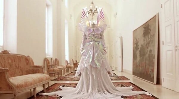To Gucci φόρεμα της Björk χρειάστηκε 870 ώρες για να φτιαχτεί - Δείτε πώς δημιουργήθηκε