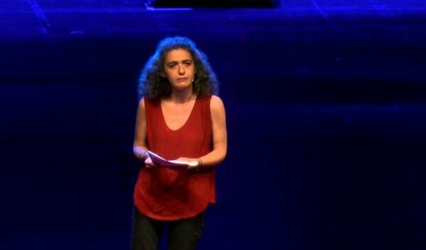 «Ο,τι δεν με σκοτώνει, με κάνει πιο δυνατή» , δηλώνει η δικηγόρος που χτυπήθηκε από φωτοβολίδα στα Εξάρχεια