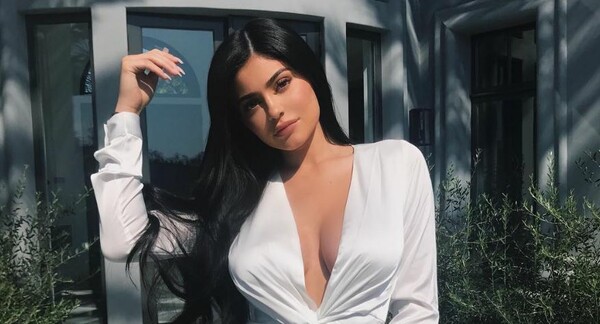 Γιατί η Kylie Jenner δεν δημοσιεύει φωτογραφίες της εγκυμοσύνης της και το deal εκατομμυρίων της μαμάς-μάνατζερ