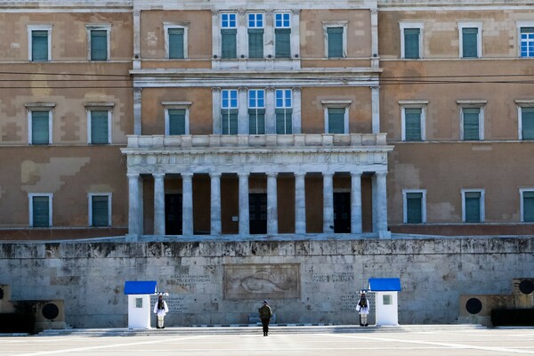 Καθαρά Δευτέρα: Lockdown & Κούλουμα «άδειασαν» τους δρόμους της Αθήνας - Χαρταετοί στις γειτονιές (ΕΙΚΟΝΕΣ)