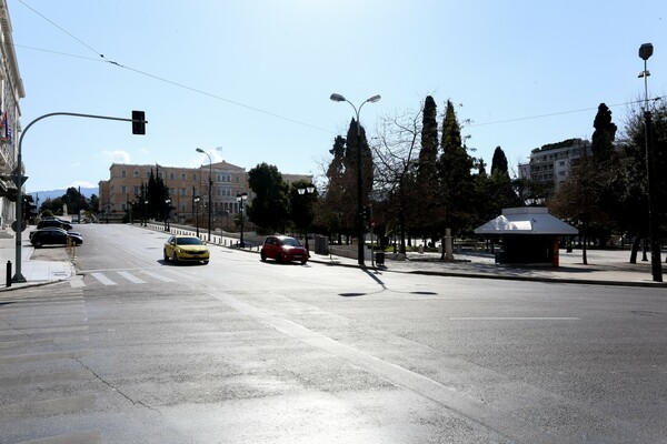 Καθαρά Δευτέρα: Lockdown & Κούλουμα «άδειασαν» τους δρόμους της Αθήνας - Χαρταετοί στις γειτονιές (ΕΙΚΟΝΕΣ)