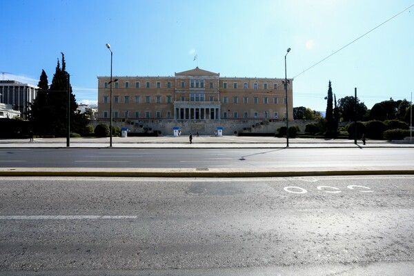 Καθαρά Δευτέρα: Lockdown και Κούλουμα άδειασαν το κέντρο της Αθήνας - Εικόνες από την πόλη - «φάντασμα»