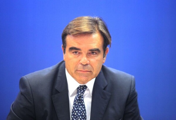 Αιχμές από Κομισιόν για τις διαρροές σχετικά με τη Μέι και το Brexit