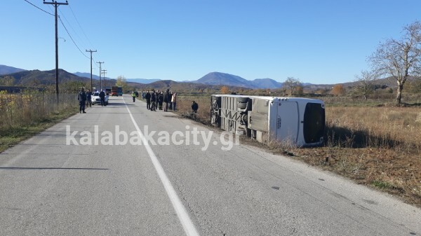 Καλαμπάκα: Ανατράπηκε λεωφορείο του ΚΤΕΛ με επιβάτες μαθητές και ηλικιωμένους