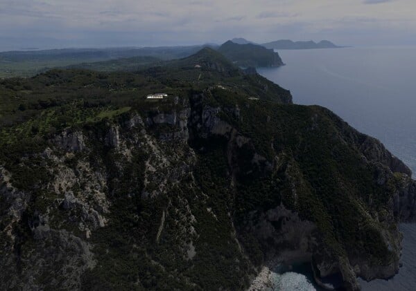 Μια κατοικία στην άκρη του γκρεμού με μαγική θέα στον έναστρο ουρανό της Κέρκυρας