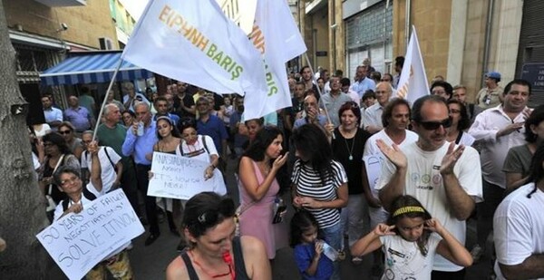 Κύπρος: Ογκώδης διαδήλωση στη νεκρή ζώνη με αφορμή τις συνομιλίες-Μη μας προδώσετε