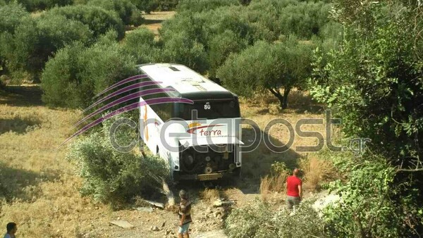 Κρήτη: Σφοδρό τροχαίο με έναν νεκρό- Τουριστικό λεωφορείο συγκρούστηκε με ΙΧ κι έπεσε από γέφυρα (ΦΩΤΟ)