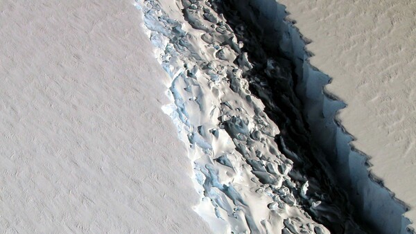 Συναγερμός στην Ανταρκτική - Αποκολλήθηκε το τεράστιο παγόβουνο της παγοκρηπίδας Larsen