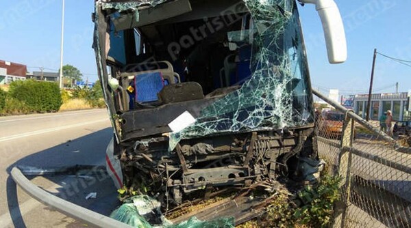 Τρόμος για επιβάτες λεωφορείου στον Πύργο: Προσέκρουσε σε κολώνες φωτισμού και σε διαχωριστικό στην εθνική οδό