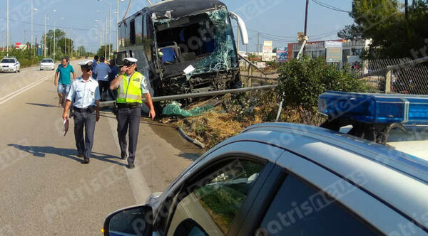 Τρόμος για επιβάτες λεωφορείου στον Πύργο: Προσέκρουσε σε κολώνες φωτισμού και σε διαχωριστικό στην εθνική οδό