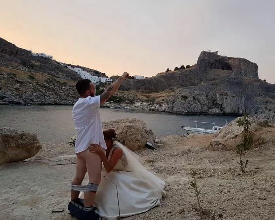 Ζευγάρι στη Ρόδο μιμήθηκε τη γαμήλια φωτογράφιση με το στοματικό σεξ που έγινε viral
