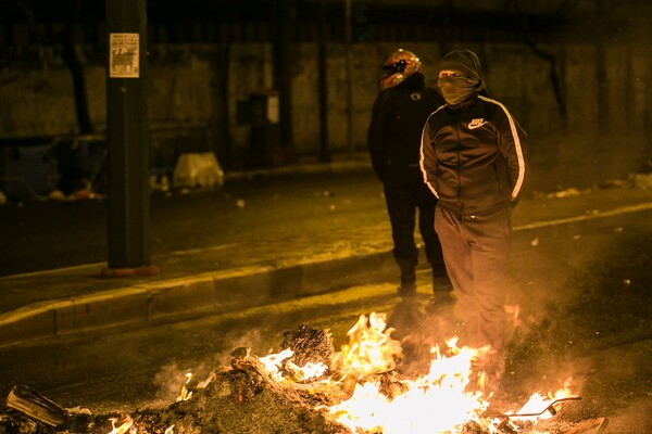 Κάλεσμα στους κατοίκους Εξαρχείων: Πέτα μια γλάστρα απ' το μπαλκόνι και δώσε πρόσβαση στην ταράτσα για τους διαδηλωτές