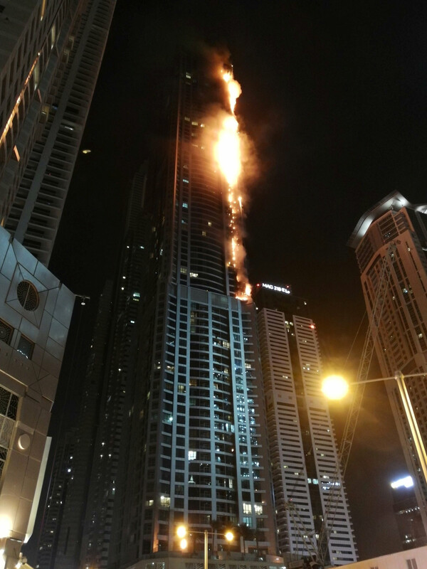 Στις φλόγες ουρανοξύστης στο Ντουμπάι (ΒΙΝΤΕΟ)
