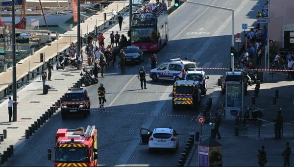 Μασσαλία: Αυτοκίνητο έπεσε σε δύο στάσεις λεωφορείου- Μία νεκρή γυναίκα και ένας τραυματίας (upd)