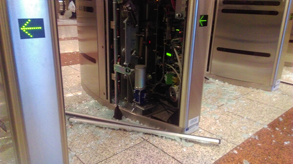 Κουκουλοφόροι έσπασαν ακυρωτικά μηχανήματα στο μετρό Πανεπιστημίου