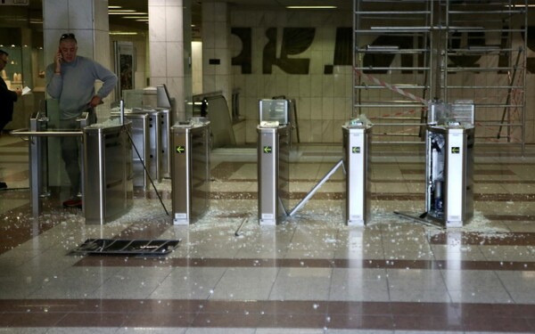 Κουκουλοφόροι έσπασαν ακυρωτικά μηχανήματα στο μετρό Πανεπιστημίου