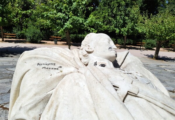 Πεδίο του Άρεως: Βεβηλώθηκε με ναζιστικά σύμβολα το μνημείο του Αλέξανδρου Υψηλάντη