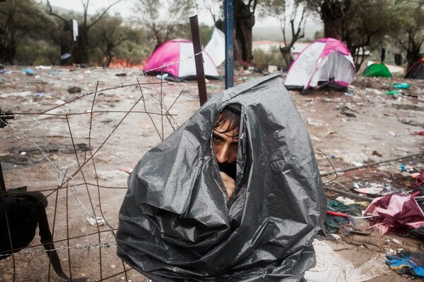 Handelsblatt: Καταστροφικές συνθήκες για τους πρόσφυγες στην Ελλάδα - Εικόνες από το δράμα στη Χίο