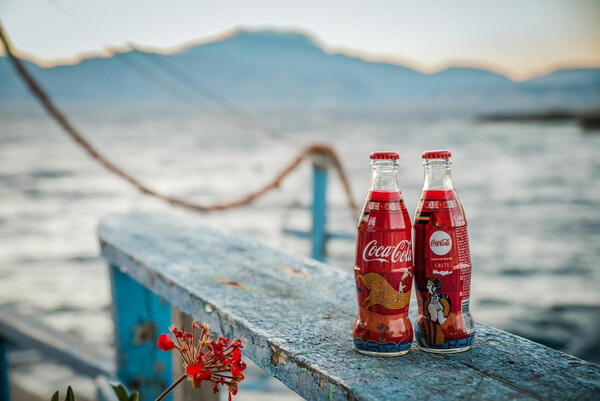 Ένα μπουκάλι Coca-Cola ταξιδεύει την Κρήτη στον κόσμο