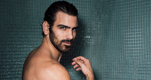 Ο Nyle DiMarco και το φίδι -Το διάσημο κωφό μοντέλο, ψηφίστηκε από το περιοδικό Attitude ως ο Άντρας της Χρονιάς