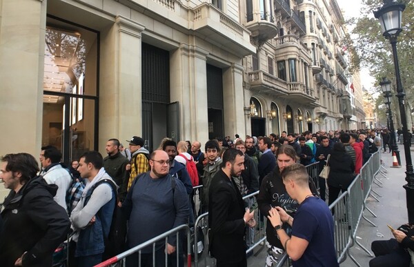 Παροξυσμός για το νέο iPhone X - Τεράστιες ουρές σε πολλές πόλεις του κόσμου