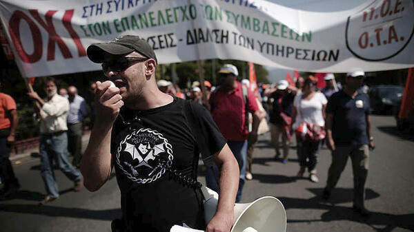 Ένταση έξω από τη Βουλή-Εργαζόμενοι των ΟΤΑ προσπάθησαν να μπουν στο κτίριο