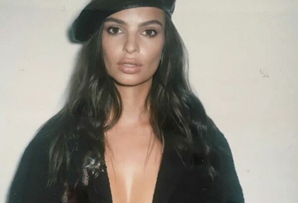 Η Emily Ratajkowski εναντίον περιοδικού που μίκρυνε το στήθος και τα χείλη της