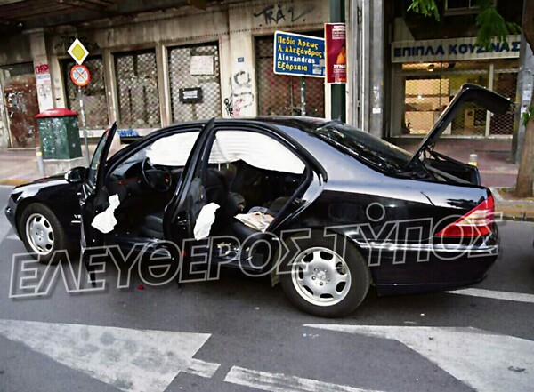 Η επίθεση στον Λουκά Παπαδήμο: Σοκαριστικές εικόνες από το αυτοκίνητό του μετά την έκρηξη
